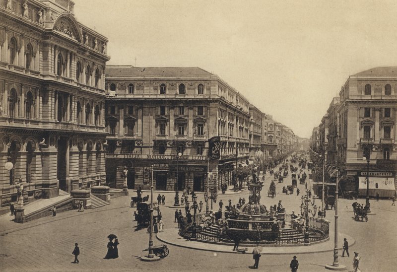 Neapol: Piazza Della Borsa i Rettifilo Corso Umberto I (zdjęcie czarno-białe) autorstwa Italian Photographer