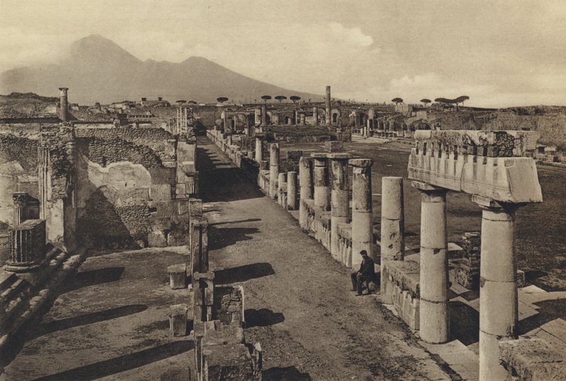 Neapol: Pompeje, Forum Obywatelskie z Panoramą (zdjęcie czarno-białe) autorstwa Italian Photographer