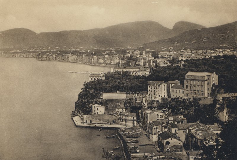 Neapol: Sorrento, Panorama z Marina Grande (zdjęcie czarno-białe) autorstwa Italian Photographer