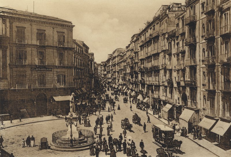 Neapol: Via Roma For Toledo (b/o zdjęcie) autorstwa Italian Photographer