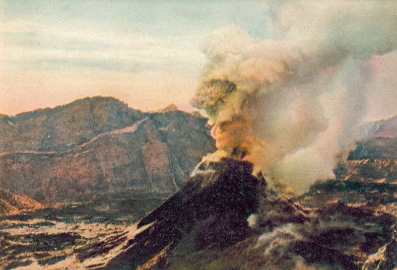 Neapol: Wezuwiusz w trakcie erupcji (zdjęcie kolorowe) autorstwa Italian Photographer