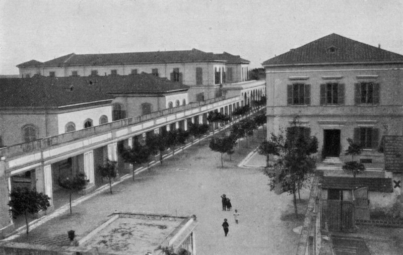 Szpital Wojskowy (zdjęcie czarno-białe) autorstwa Italian Photographer