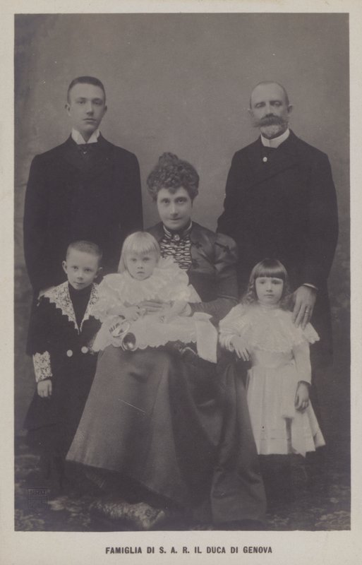 Książę Tomasz, książę Genui i jego żona, księżniczka Izabela Bawarska, z dziećmi (zdjęcie czarno-białe) autorstwa Italian Photographer