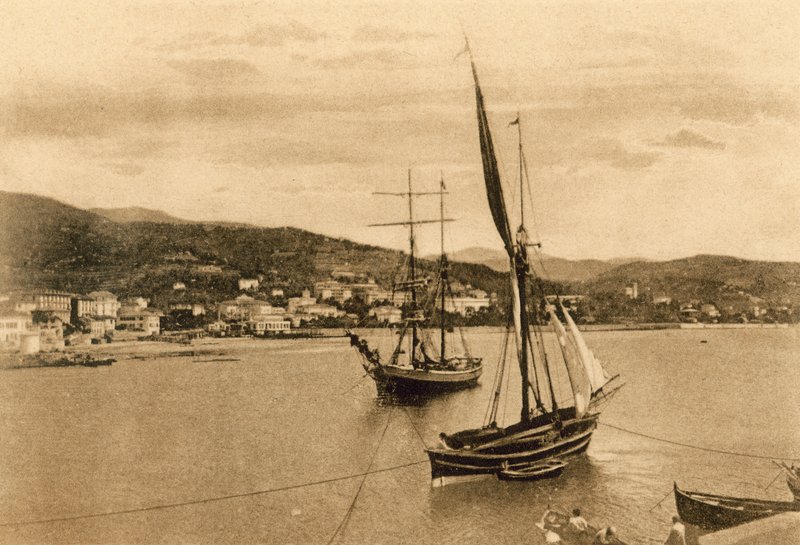 Sanremo, wille i hotele na wschodzie (zdjęcie czarno-białe) autorstwa Italian Photographer