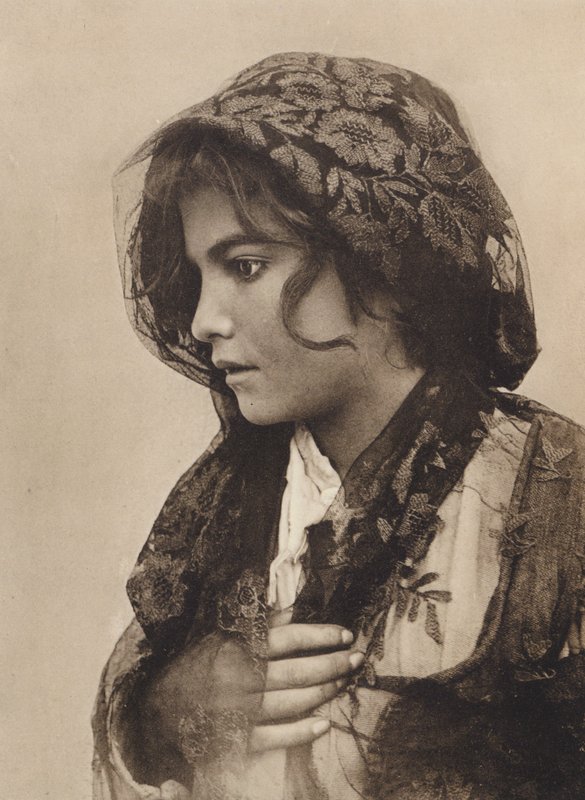 Sicilia / Sycylia: strój sycylijski (zdjęcie czarno-białe) autorstwa Italian Photographer