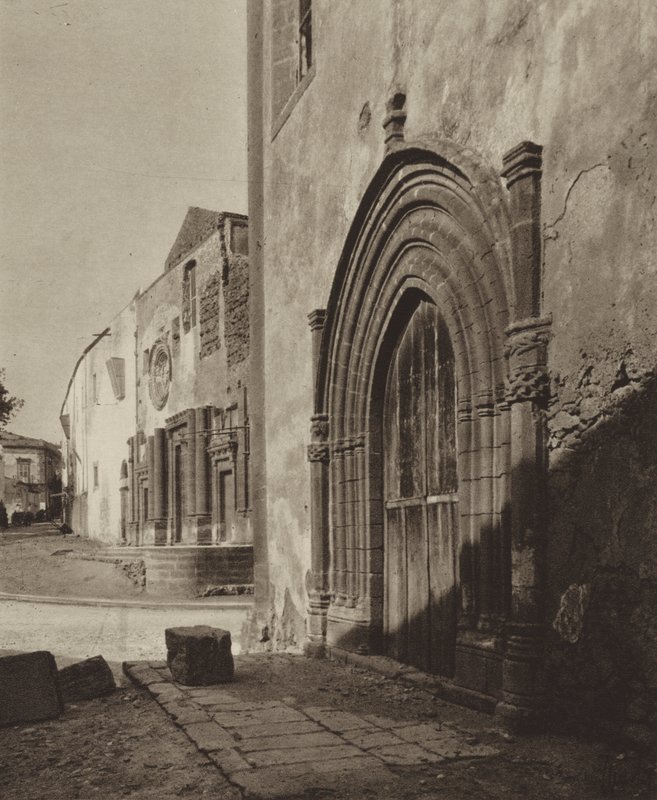 Sycylia: Sciacca, gotycki portal (zdjęcie czarno-białe) autorstwa Italian Photographer