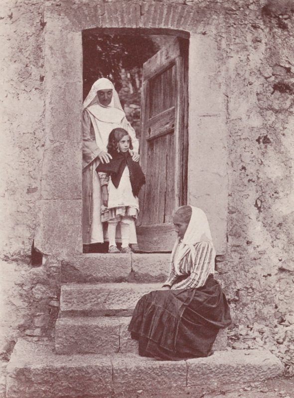 Sycylia: na portalu klasztornym (zdjęcie czarno-białe) autorstwa Italian Photographer