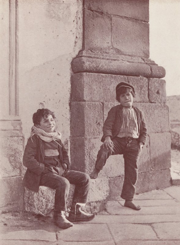Sycylia: Sycylijscy Chłopcy z Wnętrza (zdjęcie czarno-białe) autorstwa Italian Photographer