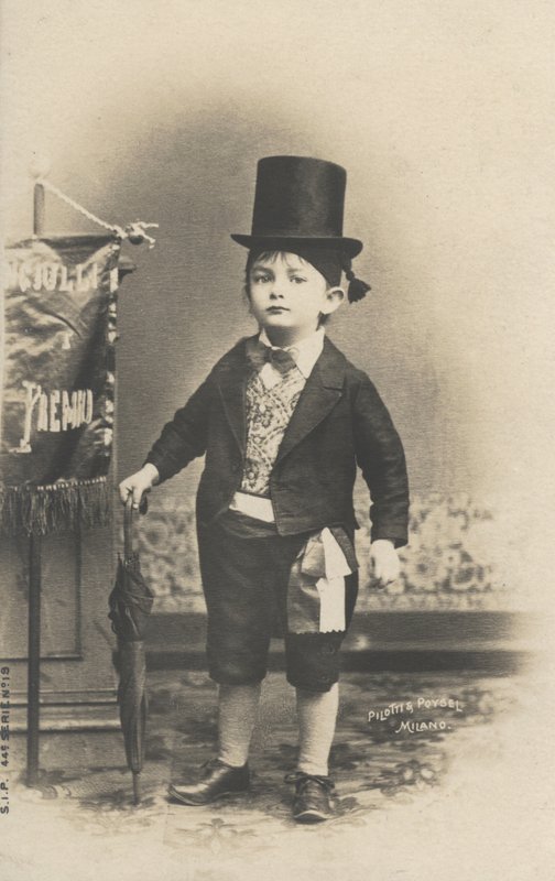 Mały chłopiec w garniturze (zdjęcie czarno-białe) autorstwa Italian Photographer