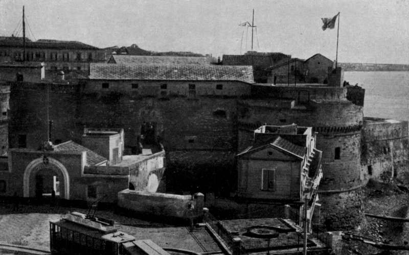 Taranto, Zamek Colombino, Koszary R Marina (zdjęcie b / w) autorstwa Italian Photographer