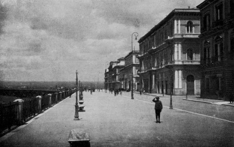 Taranto, Corso ai due mari (zdjęcie czarno-białe) autorstwa Italian Photographer