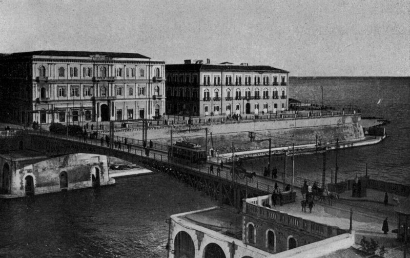 Taranto, Corso due Mari, Most obrotowy (zdjęcie czarno-białe) autorstwa Italian Photographer
