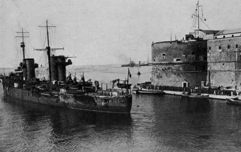 Taranto, S Marco opuszcza małe morze (zdjęcie czarno-białe) autorstwa Italian Photographer