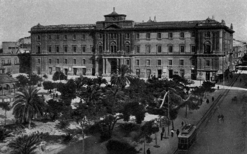 Taranto, budynek biurowy (zdjęcie czarno-białe) autorstwa Italian Photographer