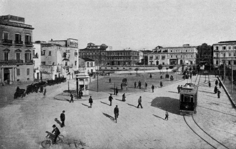Taranto, Piazza Castello, weź most obrotowy (zdjęcie czarno-białe) autorstwa Italian Photographer