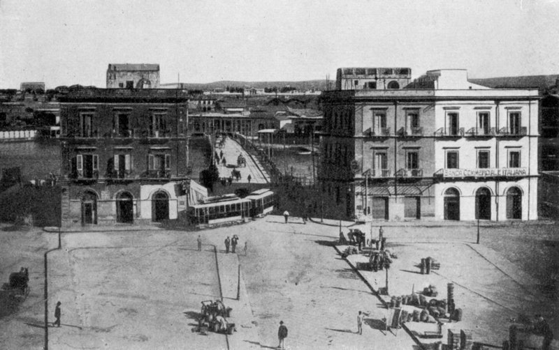 Taranto, Piazza Fontana, Most w Neapolu (zdjęcie czarno-białe) autorstwa Italian Photographer