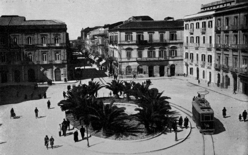 Taranto, Piazza Giordano Bruno (zdjęcie b / w) autorstwa Italian Photographer