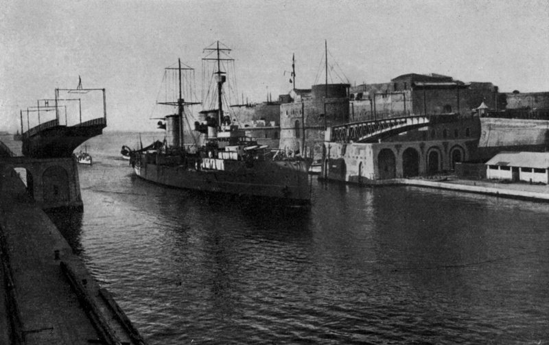 Taranto, Ponte Girevole, Przejście statków R (zdjęcie czarno-białe) autorstwa Italian Photographer