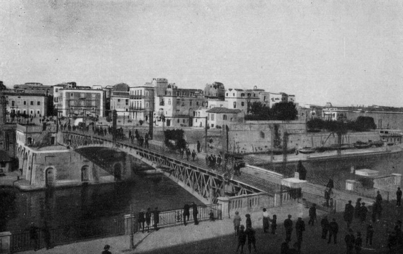 Taranto, zamknięte Ponte Girevole i stare miasto (zdjęcie b / w) autorstwa Italian Photographer