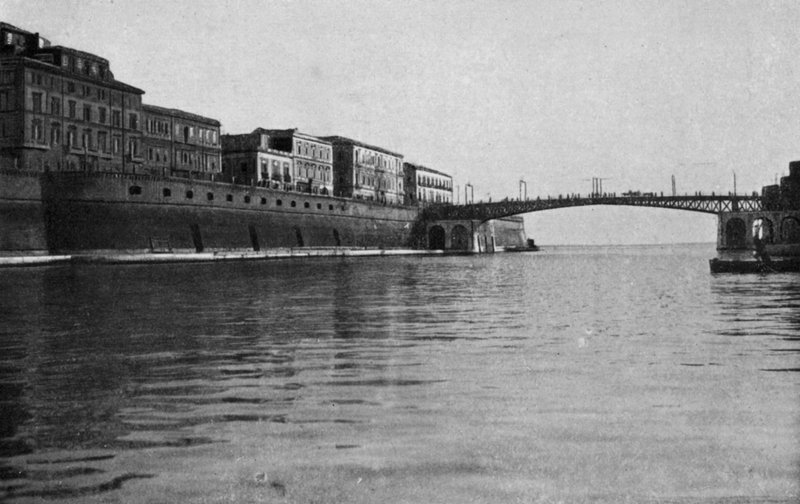 Taranto, Zamknięty most obrotowy (zdjęcie czarno-białe) autorstwa Italian Photographer