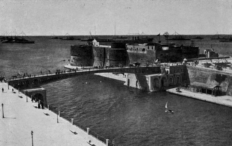 Taranto, zamknięty most obrotowy, siły morskie zebrane z gran pavese w mar grande (zdjęcie czarno-białe) autorstwa Italian Photographer