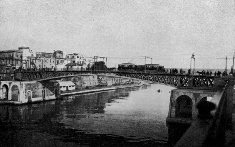 Taranto, zamknięty most obrotowy i stare miasto (zdjęcie czarno-białe) autorstwa Italian Photographer