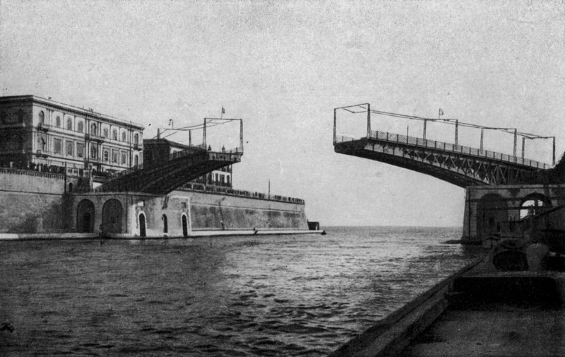 Taranto, półotwarty most obrotowy (zdjęcie czarno-białe) autorstwa Italian Photographer