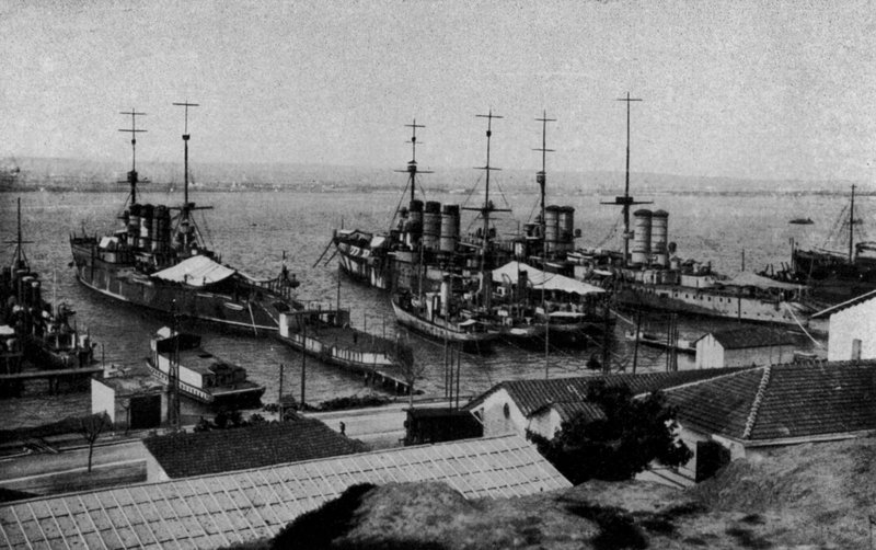 Taranto, Regie Navi Roma, Neapol, San Giorgio zakotwiczone w Mar Piccolo (zdjęcie czarno-białe) autorstwa Italian Photographer