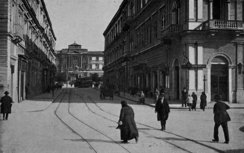 Taranto, Via Archita, Biurowiec (zdjęcie czarno-białe) autorstwa Italian Photographer