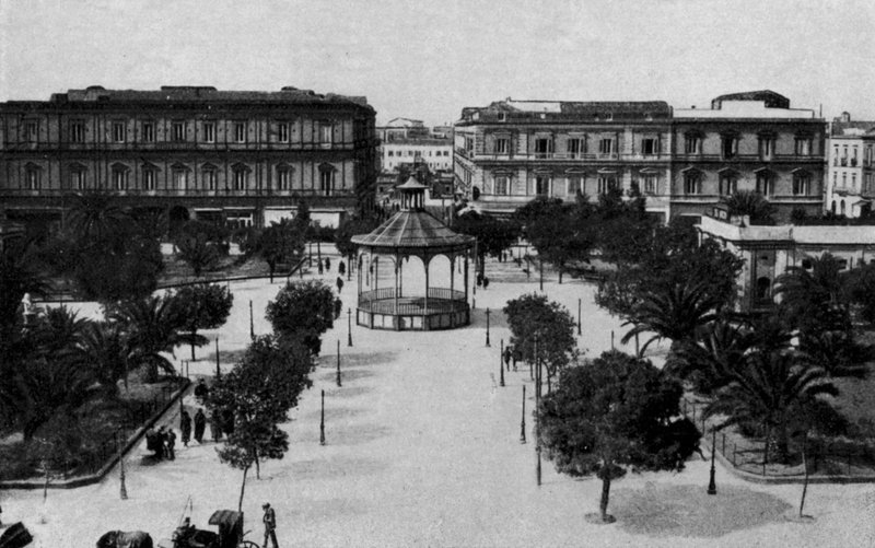 Taranto, Villa Garibaldi i skrzynka harmoniczna (zdjęcie czarno-białe) autorstwa Italian Photographer