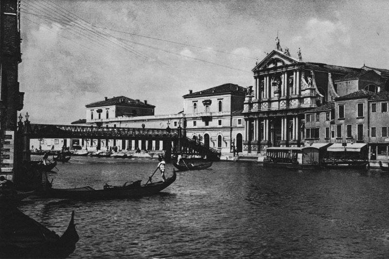 Wenecja, kościół jezuitów i dworzec kolejowy (zdjęcie b / w) autorstwa Italian Photographer