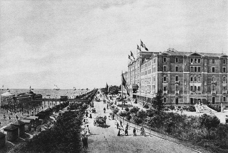 Venezia, Lido, Grand Hotel des Bains (zdjęcie czarno-białe) autorstwa Italian Photographer
