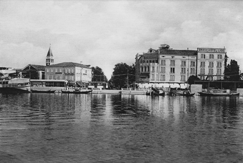 Wenecja, Lido, Imbarcadero i Grand Hotel Lido (zdjęcie b / w) autorstwa Italian Photographer