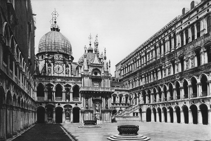Wenecja, Pałac Dożów, Dziedziniec (zdjęcie czarno-białe) autorstwa Italian Photographer