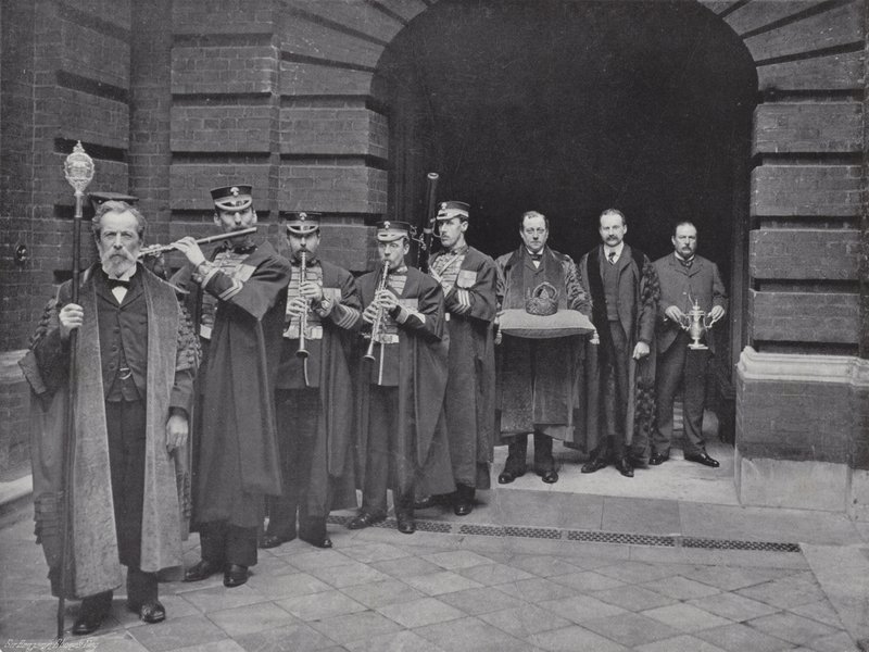 Dzień wyborów w Girdlers Hall, procesja koronna autorstwa J. Benjamin Stone