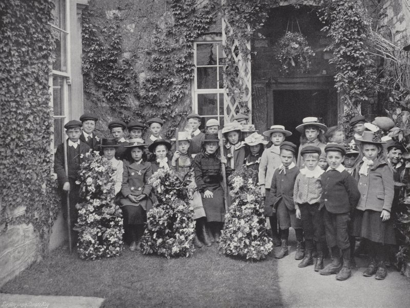 Girlanda Day w Abbotsbury, Dzieci z girlandami autorstwa J. Benjamin Stone