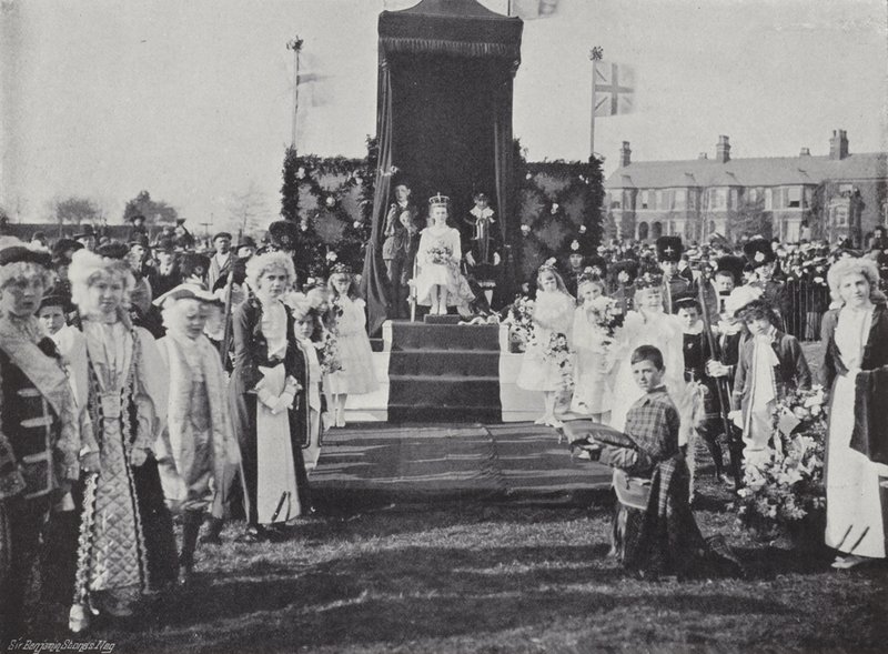 Knutsford May Day Festival, koronacja królowej autorstwa J. Benjamin Stone