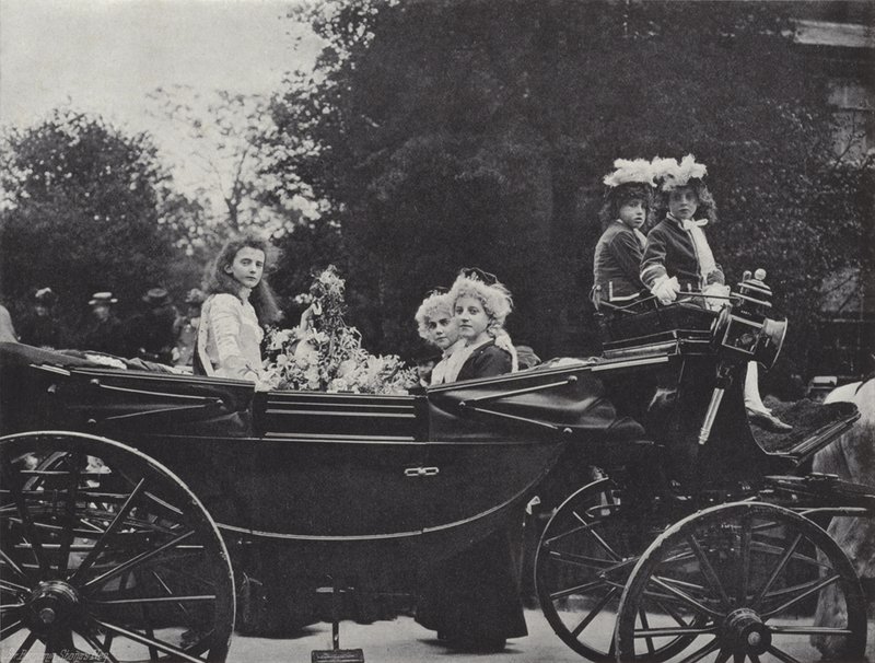 Knutsford May Day Festival, królowa i uczestnicy autorstwa J. Benjamin Stone