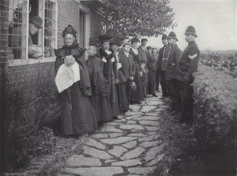 Fundacja Biddenden Maids Charity, rozprowadzająca Chleb i Ser autorstwa J. Benjamin Stone