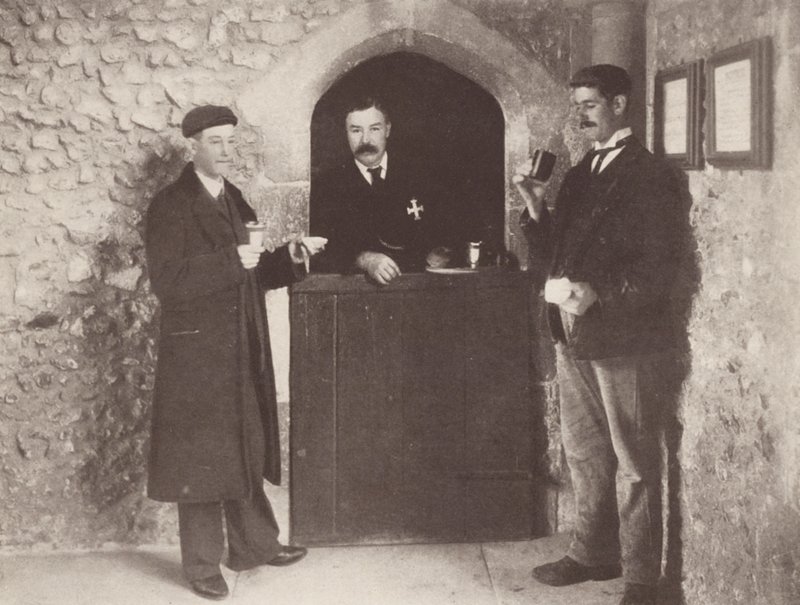 Zasiłek w szpitalu św. Krzyża w Winchester (zdjęcie czarno-białe) autorstwa J. Benjamin Stone