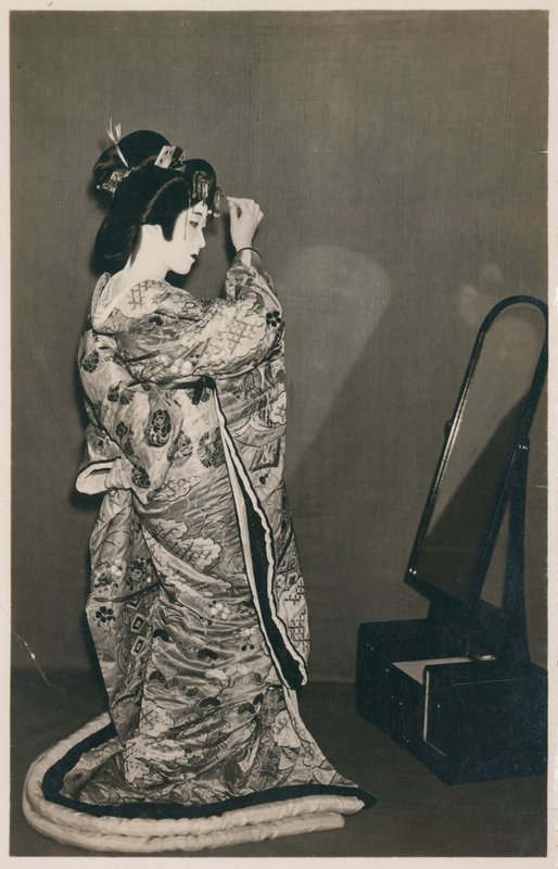 Kobieta ubrana w kimono autorstwa Japanese Photographer