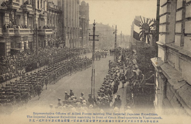 Wojska japońskie maszerujące obok kwatery głównej wojsk czeskich, Władywostok, rosyjska wojna domowa, ok. 1919 r. autorstwa Japanese Photographer