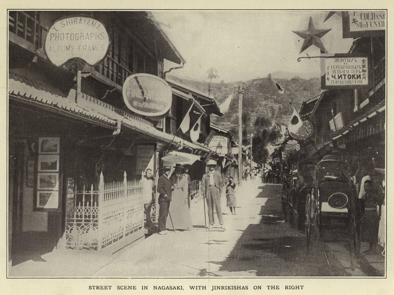 Scena uliczna w Nagasaki, z Jinrikishas po prawej autorstwa Japanese Photographer