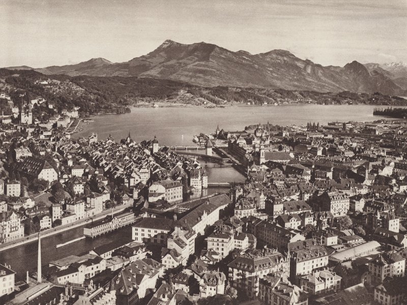 Szwajcaria: Lucerna, od Gutsch, patrząc w kierunku jeziora i Rigi (zdjęcie czarno-białe) autorstwa Jean Gaberell