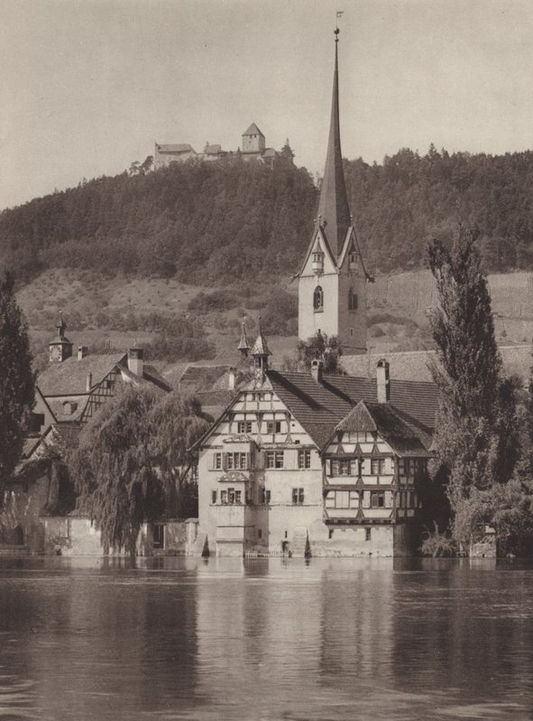 Szwajcaria: Stein nad Renem, klasztor w kierunku zamku Hohenklingen (zdjęcie czarno-białe) autorstwa Jean Gaberell