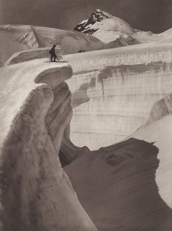 Szwajcaria: Jungfrau, labirynt lodowcowy, w tle Rottalhorn (zdjęcie czarno-białe) autorstwa Jean Gaberell