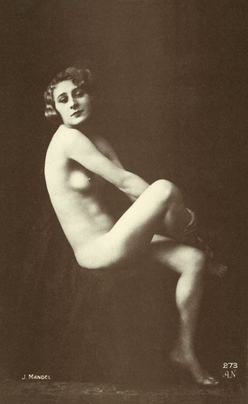 Kobieta nago (zdjęcie czarno-białe) autorstwa Julian or Julien Mandel