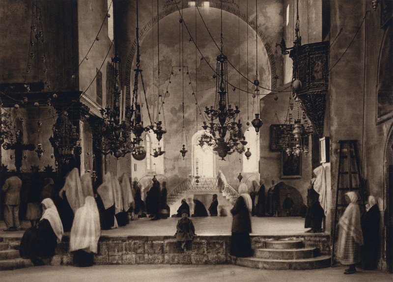 Betlejem, Nabożeństwo w Kościele Narodzenia Pańskiego (zdjęcie czarno-białe) autorstwa Karl Grober