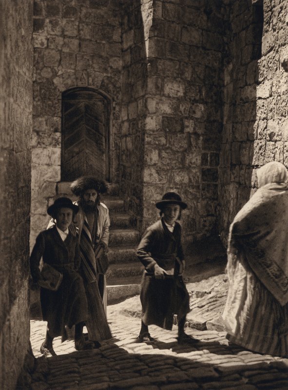 Jerozolima, Żydzi idący do synagogi (zdjęcie czarno-białe) autorstwa Karl Grober