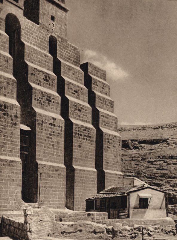 Mar Saba, Przypory kościoła klasztornego (zdjęcie czarno-białe) autorstwa Karl Grober
